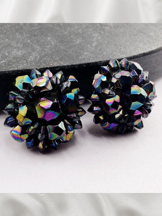 Vintage Jewelry - VINTAGE Oil slick style black plastic cluster bead clip-on earrings 1950s pinup